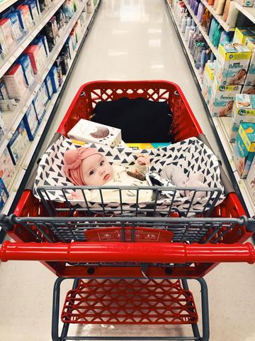 You are currently viewing How to Grocery Shop With a Bab: Tips and Tricks
